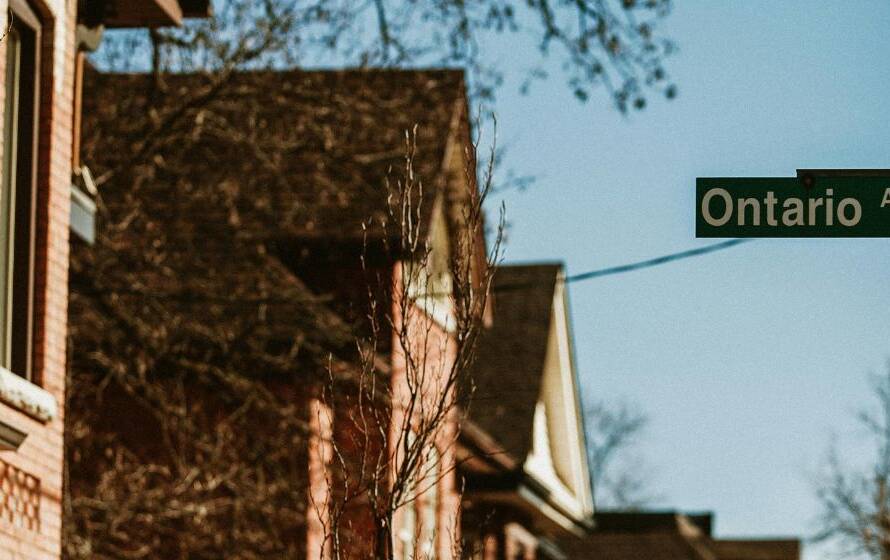 Ontario street sign representing gun license requirements in Ontario